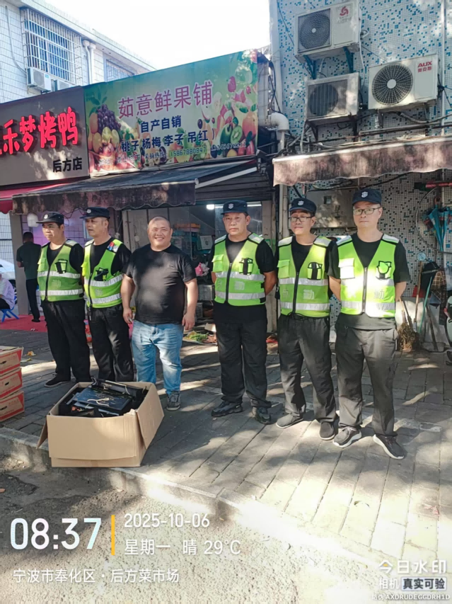 水果摊老板送月饼(1).png